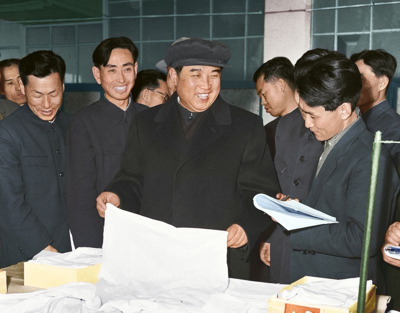 Ким Ир Сен руководит на месте делами Сонгёской трикотажной
фабрики. Февраль 54 г. чучхе (1965).