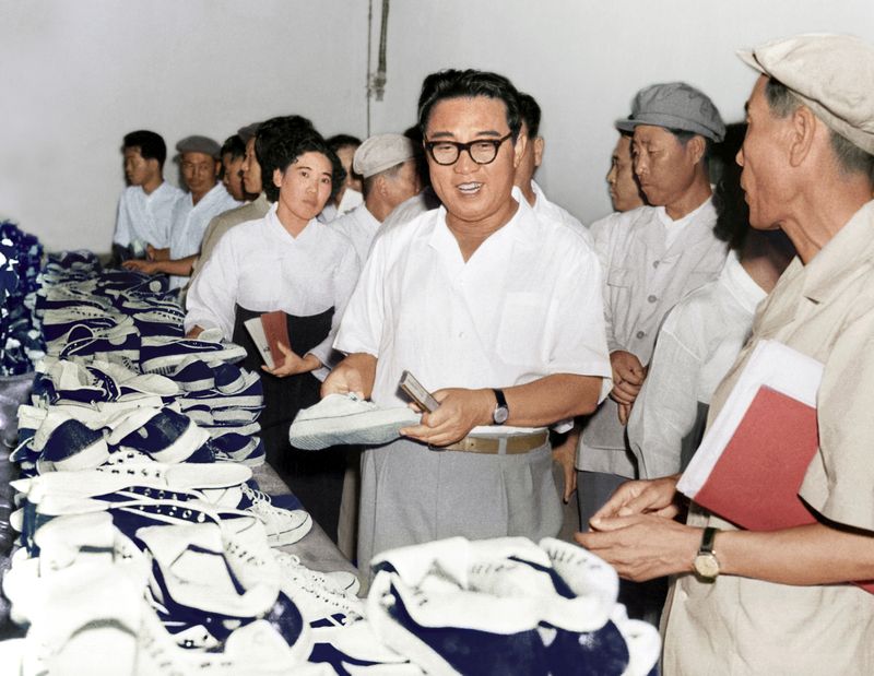 Ким Ир Сен руководит на месте делами Синичжуского резинового
завода. Август 55 г. чучхе (1966).