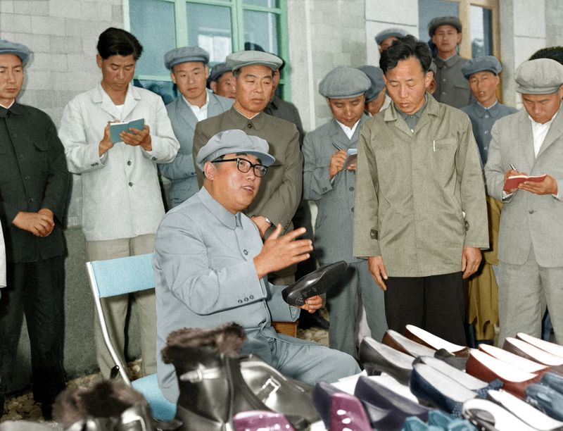 Ким Ир Сен руководит на месте делами Сунчхонской кожевенно-
обувной фабрики. Сентябрь 57 г. чучхе (1968).