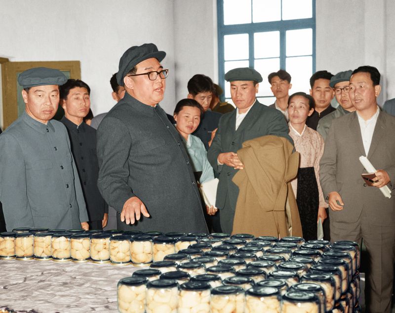 Ким Ир Сен руководит на месте делами Хванчжуской
фруктоперерабатывающей фабрики. Октябрь 57 г. чучхе (1968).