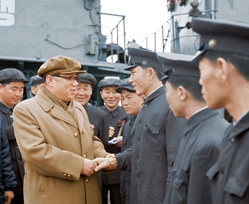 Ким Ир Сен беседует с рыбаками Синпхоского рыбпромхоза.
Апрель 60 г. чучхе (1971).