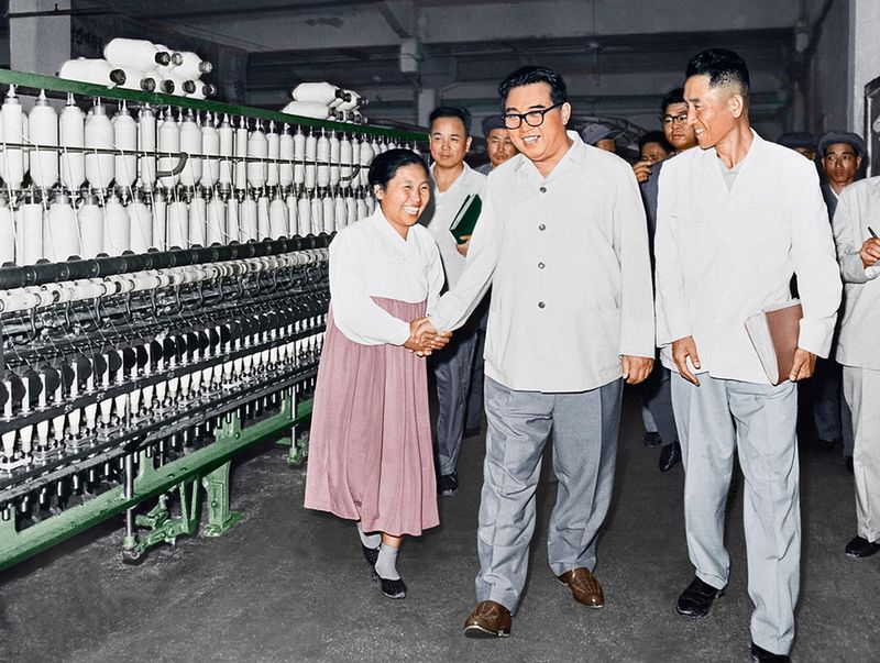 Ким Ир Сен руководит на месте делами Кусонской текстильной
фабрики. Сентябрь 60 г. чучхе (1971).