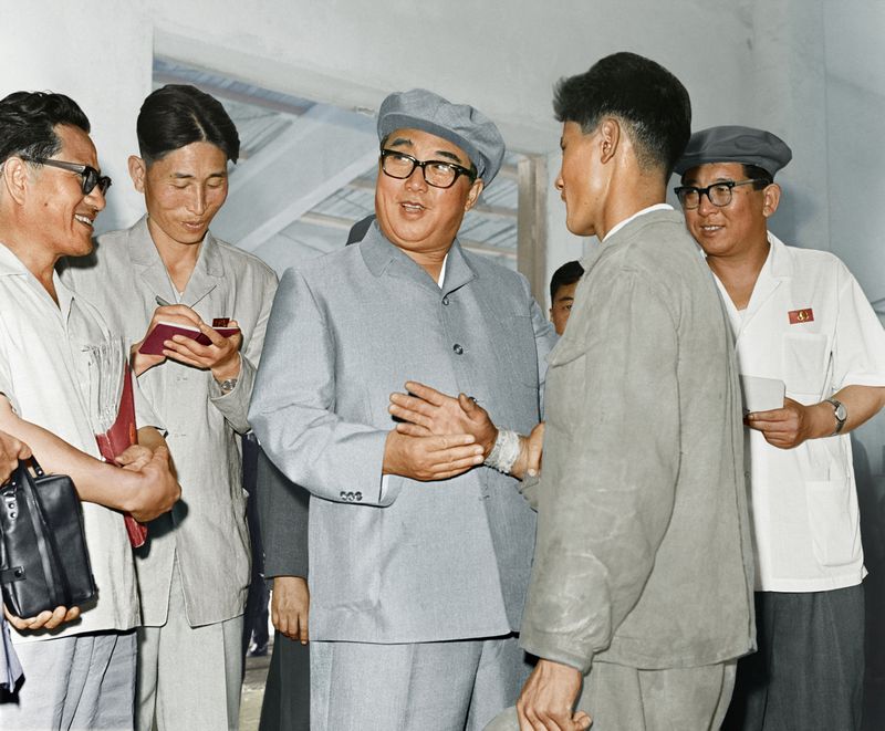Ким Ир Сен руководит на месте делами Раквонского
машиностроительного завода. Сентябрь 60 г. чучхе (1971).