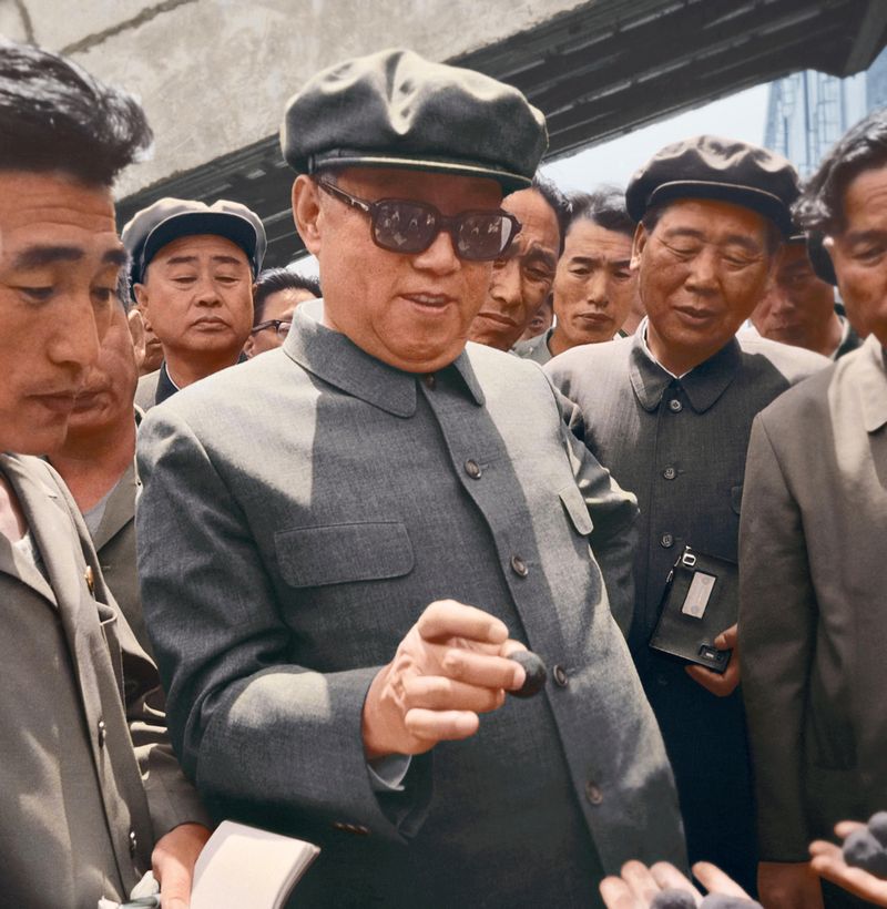 Ким Ир Сен руководит на месте делами Чхончжинского
сталелитейного завода. Июнь 68 г. чучхе (1979).