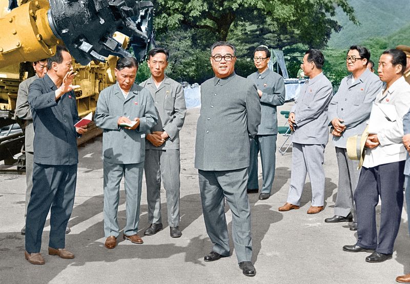 Ким Ир Сен ознакомляется с угледобывающей машиной,
выпущенной на заводе «10 мая». Июль 69 г. чучхе (1980).