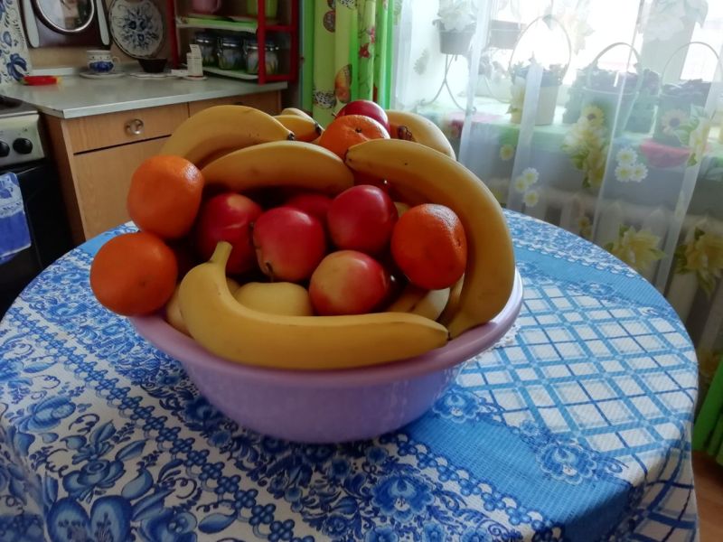 Вот такие тазики намытых фруктов передавали бойцам