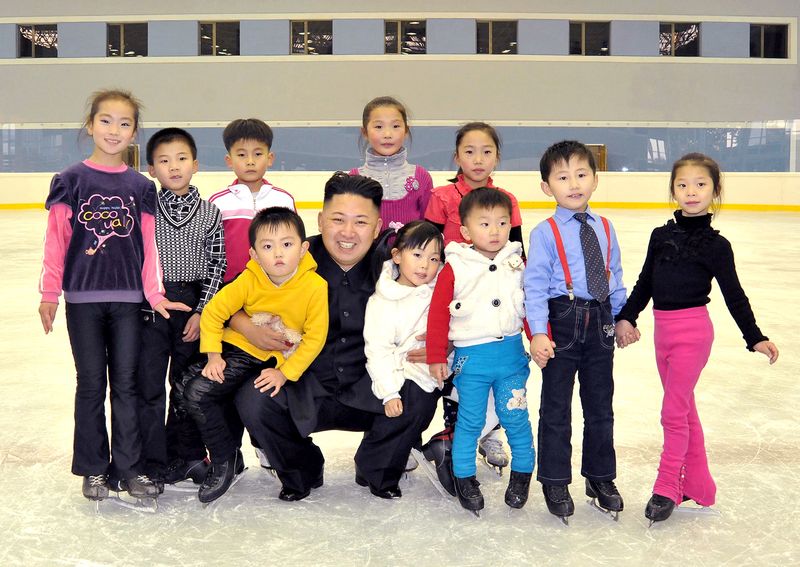 Ким Чен Ын вместе с детьми на Народном открытом катке.
Ноябрь 101 г. чучхе (2012).
