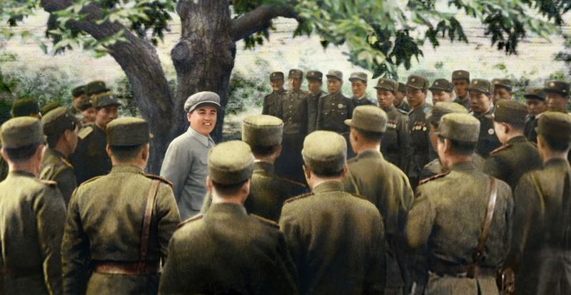 Ким Ир Сен указывает на необходимость усиления боевой
подготовки. Июнь 41 г. чучхе (1952).