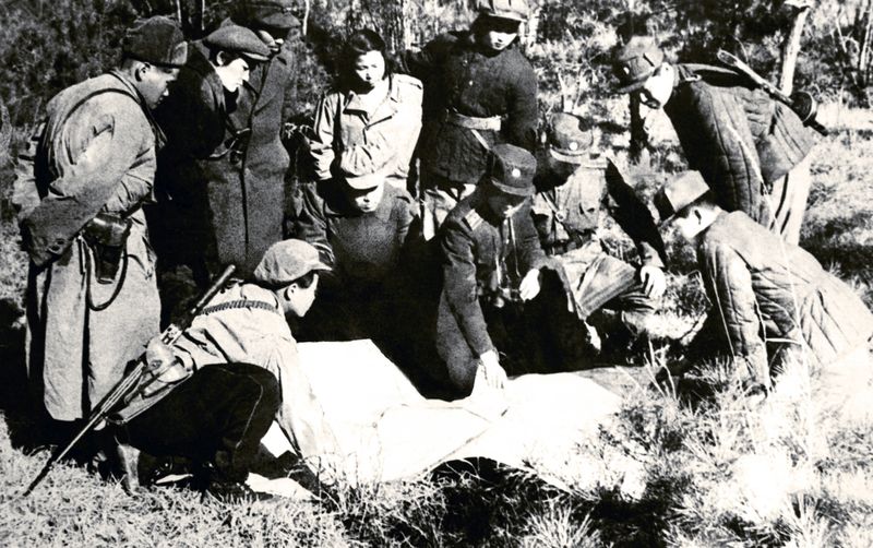 Бойцы народного партизанского отряда вместе с Народной
Армией обсуждают взаимодействие.