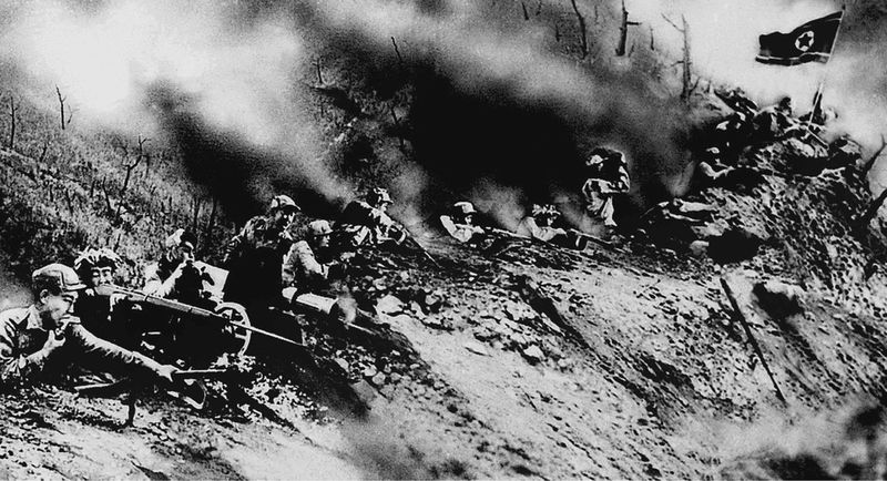 Бойцы Народной Армии ценой крови защищают высоту 1211.