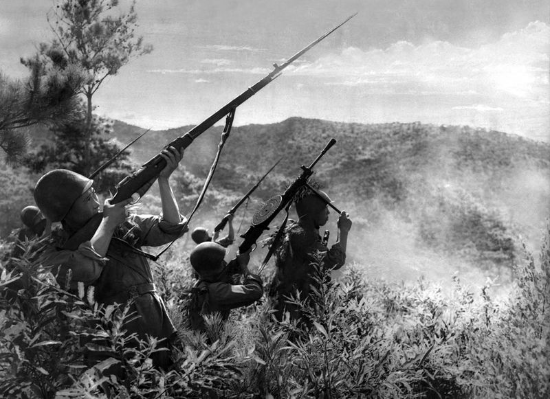 Члены группы охотников за самолетами сбивают вражеский
самолет.