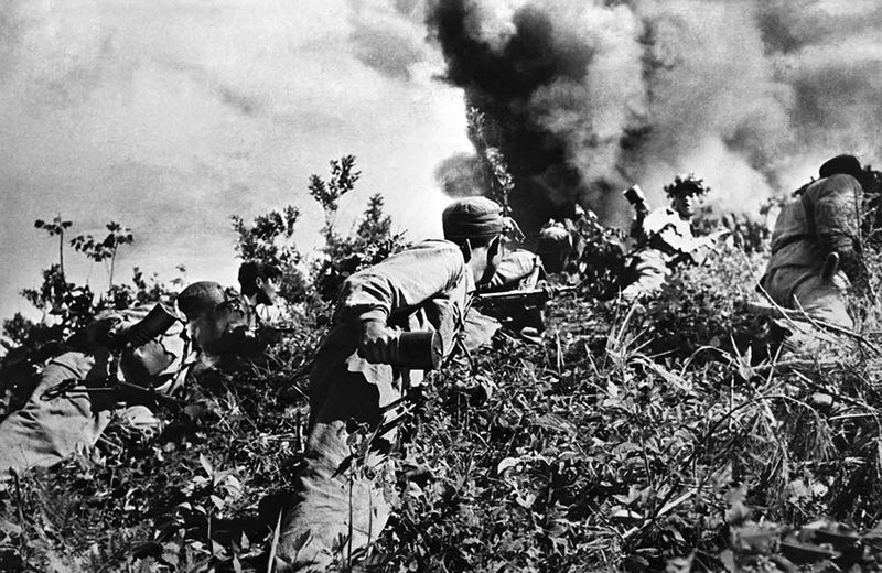 Штурмовая группа совершает внезапный налет на вражескую огневую точку.