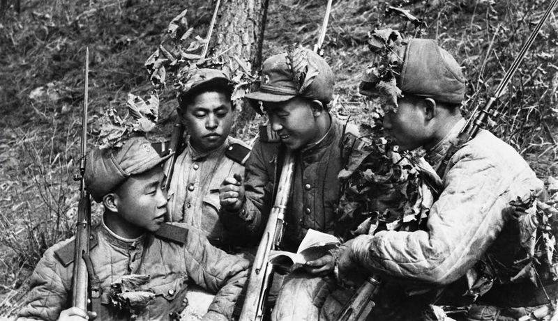 Снайперы обмениваются своими опытами в уничтожении врага.