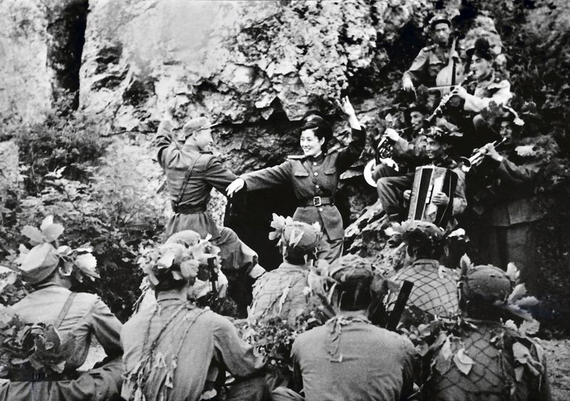 На фронте – увеселительный вечер бойцов Народной Армии, полных веры в победу.