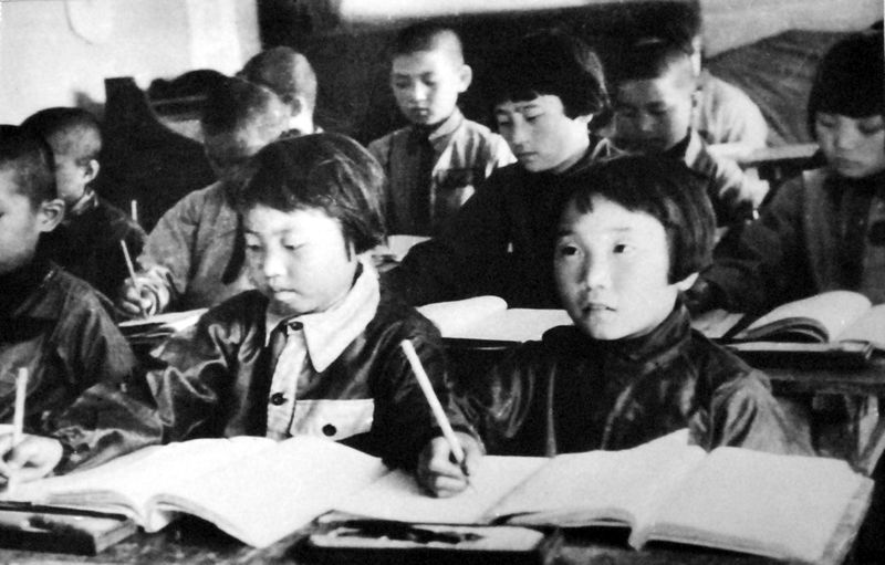 И в трудной обстановке военного времени школьники учатся ни без каких забот.