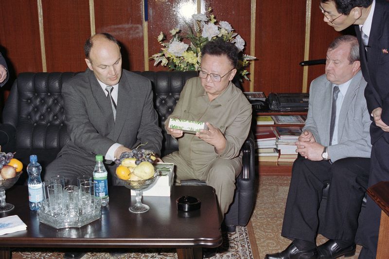 В момент получения сувенира на химико-фармацевтическом предприятии.