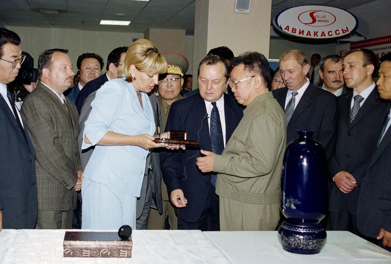 В момент получения сувенира в торговом центре.