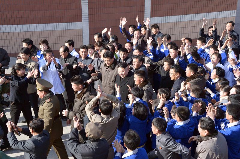 Ким Чен Ын среди рабочих Пхеньянского городского грибозавода. Январь 104 года чучхе (2015).