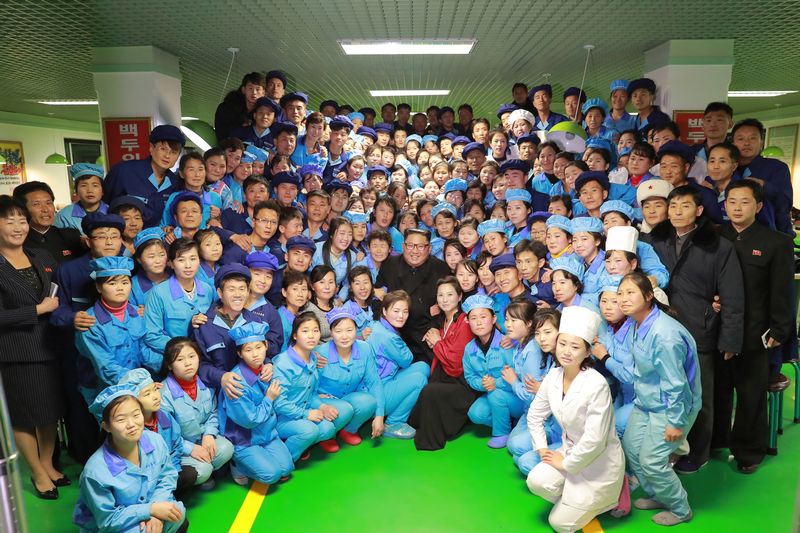 Ким Чен Ын фотографируется на память с трудовым коллективом Вонсанской фабрики кожаной обуви. Декабрь 107 года чучхе (2018).