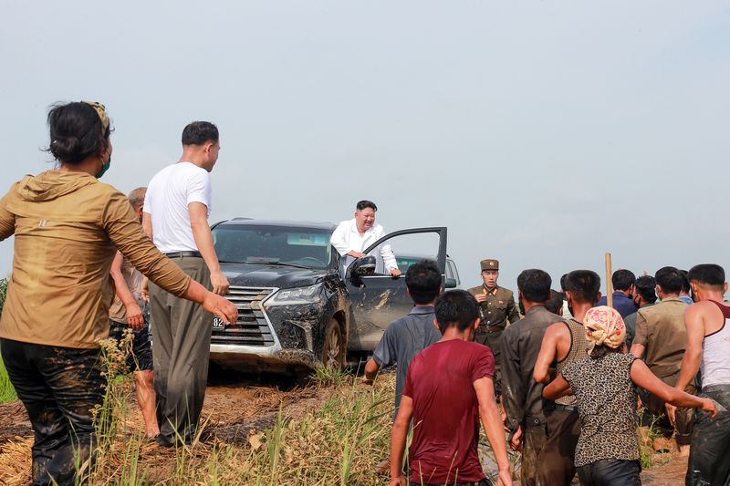 Ким Чен Ын на месте ознакомляется с ситуацией ущерба от наводнения в районе села Тэчхон уезда Ынпха провинции Северный Хванхэ. Август 109 года чучхе (2020).