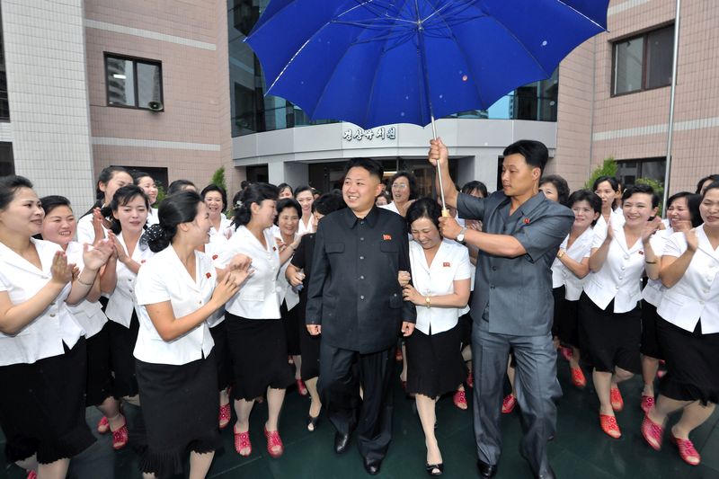 Ким Чен Ын среди воспитательниц Кёнсанского детского сада. Июль 101 года чучхе (2012).
