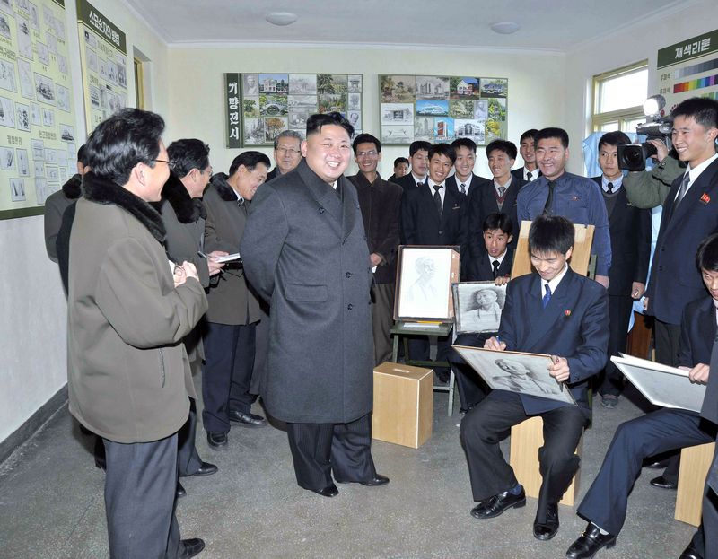 Ким Чен Ын среди преподавателей и студентов Пхеньянского архитектурного университета. Ноябрь 102 года чучхе (2013).