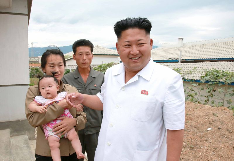 Ким Чен Ын посещает семью супругов-демобилизованных,
работающих в Косанском плодоводческом хозяйстве, и поздравляет их с новосельем. Июль 103 года чучхе (2014).