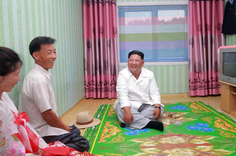 Ким Чен Ын посещает жилой дом семьи супругов-демобилизованных, работающих в Канвонском
провинциальном лесопитомнике. Июль 107 года чучхе (2018).