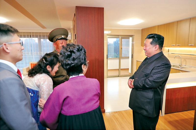 Ким Чен Ын осматривает жилую квартиру в квартале Кёнру. Апрель 111 года чучхе (2022).