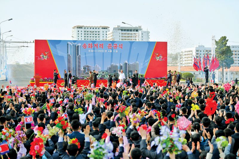 Ким Чен Ын принимает участие в церемонии ввода в эксплуатацию улицы Сонхва и тепло поздравляет трудящихся – новоселов. Апрель 111 года чучхе (2022).