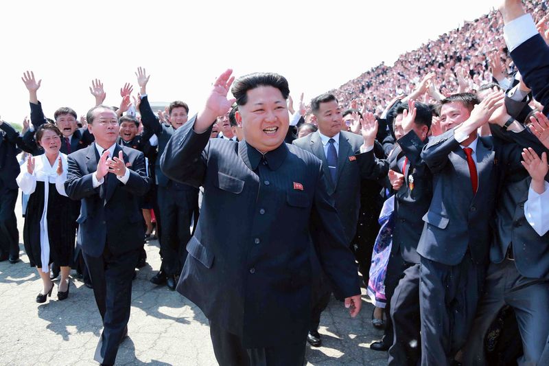 Ким Чен Ын отвечает на возгласы участников II
Общереспубликанского слета молодых передовиков прекрасной нравственности. Май 104 года чучхе (2015).