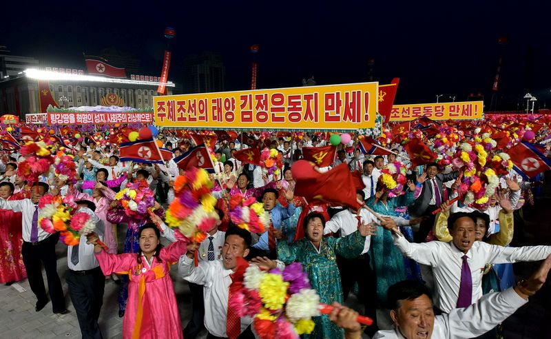 Участники массовой демонстрации в честь 75-летия ТПК, которые преисполнены решимости успешно завершить дело социализма чучхейской ориентации под руководством партии.