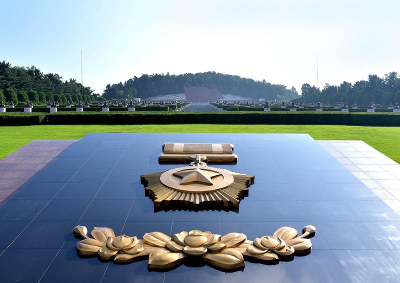 На горе Тэсон находится мемориальное кладбище революционеров. Там пульсирует дух революционеров, отдавших свою жизнь во имя освобождения и свободы Родины и народа.