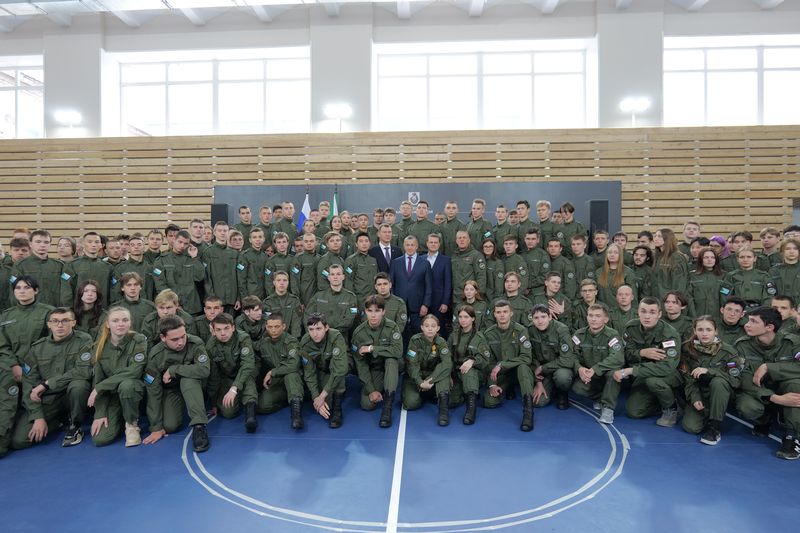 Юрий Трутнев вручил сертификаты курсантам хабаровского Центра «ВОИН» (нажмите, чтобы увеличить)