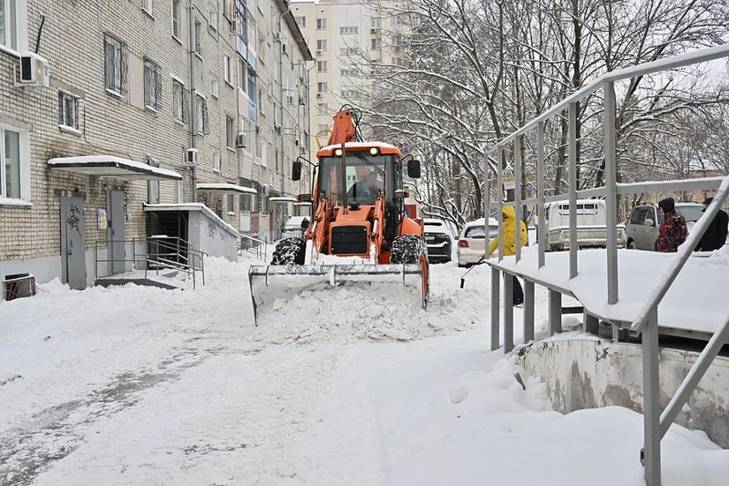 По поручению мэра Хабаровска Сергея Кравчука представители управления ЖКХ администрации Хабаровска регулярно проверяют качество очистки дворов от снега