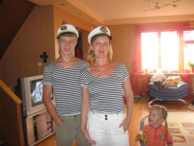 Ему было всего 20 лет. Он хотел служить. Он хотел жить. (на фото Григорий с мамой)