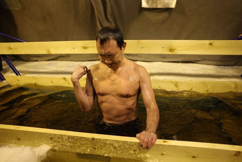 Айсен Николаев принял участие в крещенских купаниях