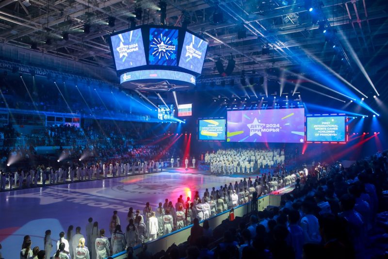 Открывал торжественную церемонию в «Фетисов Арене» парад спортсменов из 30 муниципальных образований Приморского края, сборных 10 субъектов ДФО, Донецкой и Луганской народных республик, команд Белоруссии, Узбекистана, Китая и КНДР