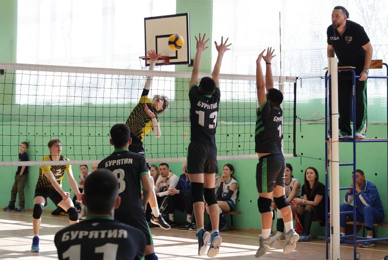 В ЕАО завершились дальневосточные соревнования по волейболу «Серебряный мяч»