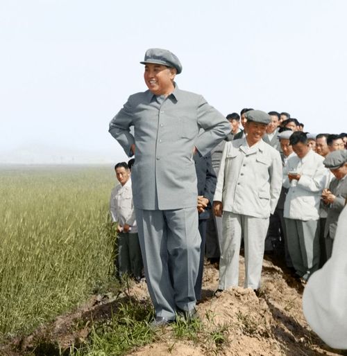 На методическом семинаре работников отрасли сельского хозяйства в Мангендэском сельхозкооперативе Мангендэского района города Пхеньяна. Май 54 года чучхе (1965).