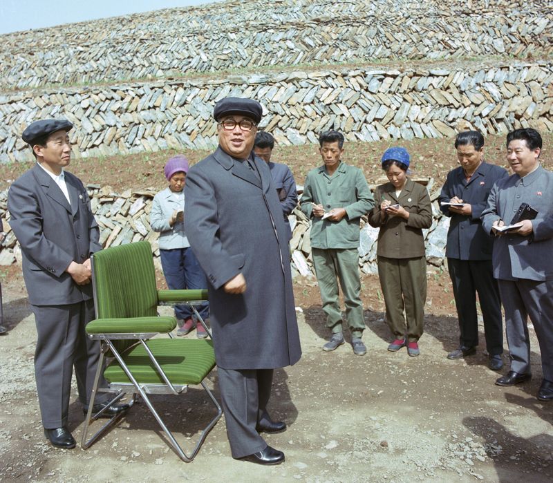 Ким Ир Сен осматривает террасированные суходольные поля Хариского сельхозкооператива уезда Кандон. Май 70 года чучхе (1981).