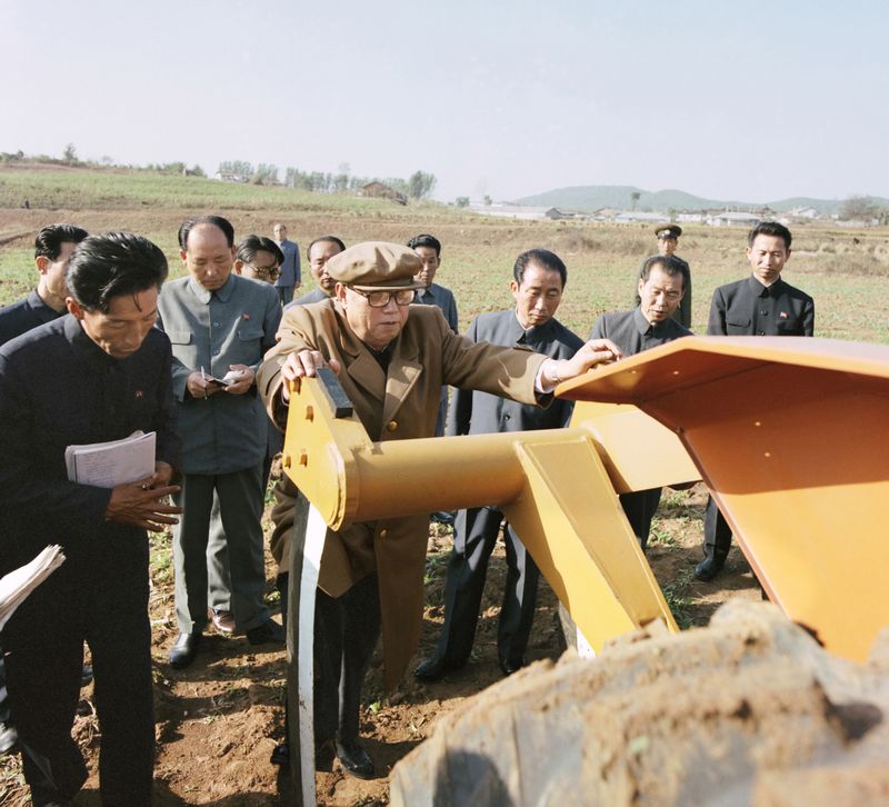 Ким Ир Сен интересуется новой сельхозмашиной. Октябрь 70 года чучхе (1981).