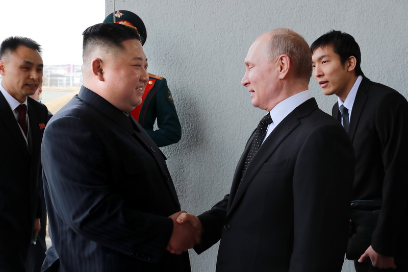 Генеральный секретарь ТПК, Председатель государственных дел КНДР Ким Чен Ын впервые встретился с Президентом РФ Владимиром Владимировичем Путиным и обменялся теплыми приветствиями с ним.