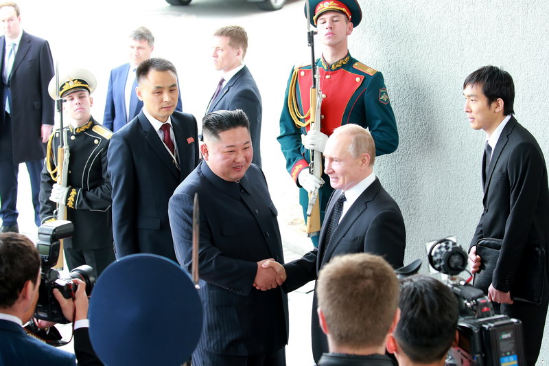В. В. Путин тепло встречает Ким Чен Ына, нанесшего первый визит в РФ для укрепления и развития глубокой дружбы между двумя странами.
