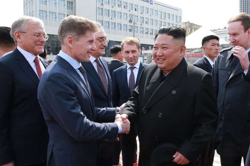 Ким Чен Ын поздоровался с провожающими кадрами России из центра и периферии.