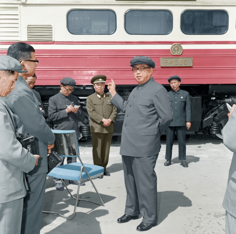 Ознакомление с тепловозом «Кымсон», изготовленным на Электровозостроительном заводе им. Ким Чон Тхэ. Май 1975 года.