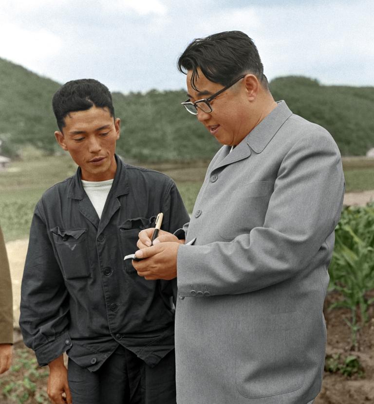 Ким Ир Сен посвящает бригадира Чансувонского сельхозкооператива Самсокского района в самобытные методы земледелия. Июнь 1969 года.