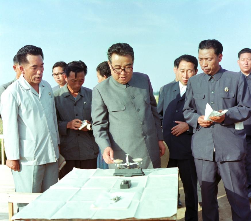 В Сэгирском сельхозкооперативе уезда Синчхон. Сентябрь 1979 года.