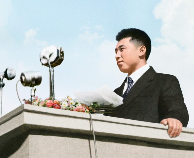 Великий Ким Ир Сен выступает с речью на митинге жителей Пхеньяна, устроенном в честь его триумфального возвращения на Родину. Октябрь 1945 года.