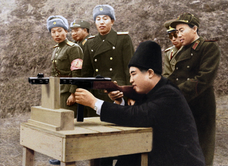 Великий Ким Ир Сен стреляет из опытного образца автомата, изготовленного рабочими нашей страны. Декабрь 1948 года.
